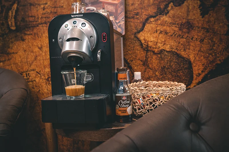 Kaffekopp vid salongens kaffemaskin