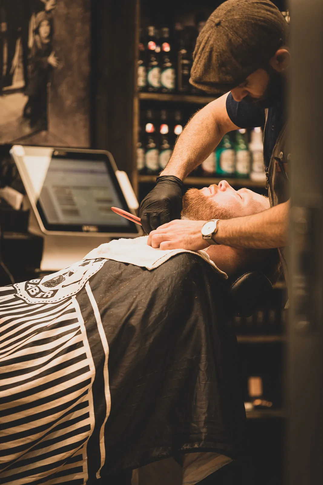 Rakning med kniv i barberarstolen